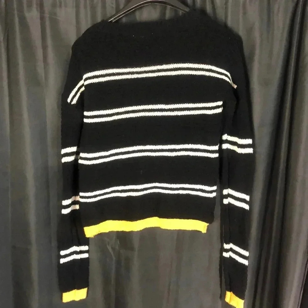 Black‎ and White Sweater - Picture 2 of 4
